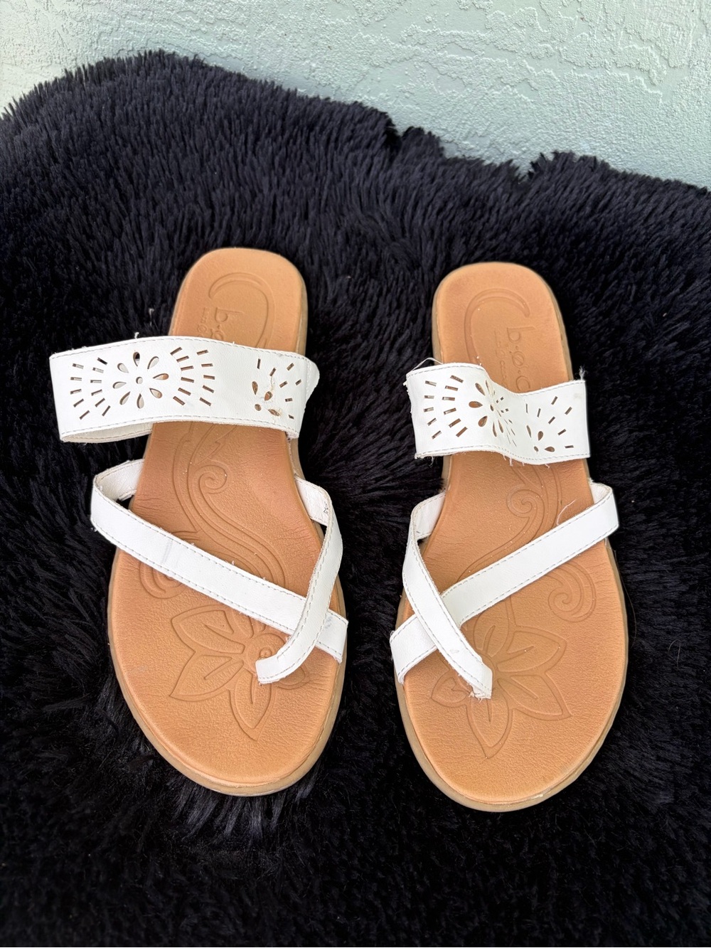 b.o.c. White Laser-Cut  Toe-Loop Slide Sandals Sz 10
